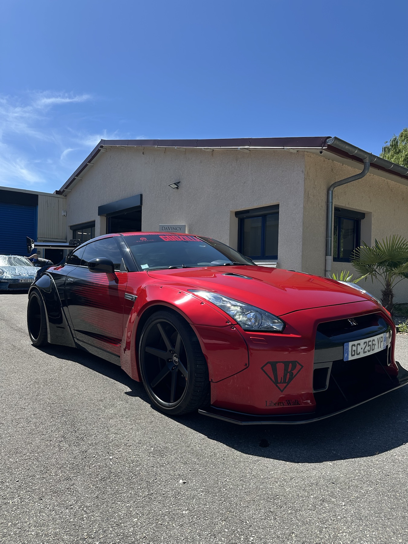 Véhicule rouge et noir personnalisé par covering