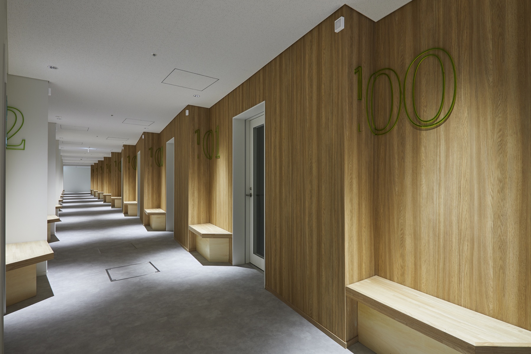 Couloir d’hôtel habillé avec une finition bois 3M DI-NOC
