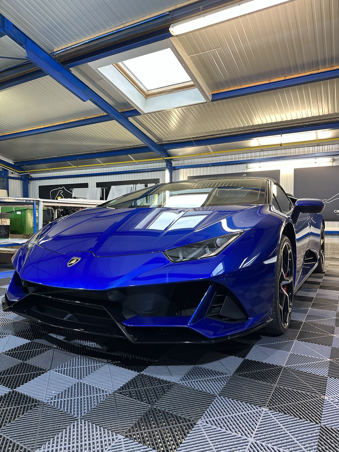 Véhicule bleu protégée par film PPF chez Atelier Wrapping